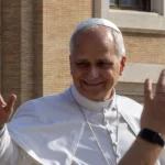 El papa León bendice a los fieles
