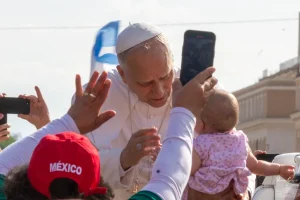 Audiencia papal El Papa León bendice a un bebé