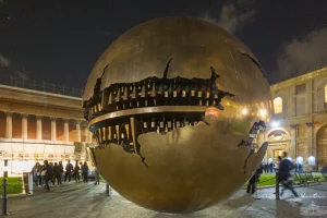 Sfera di Arnaldo Pomodoro de noche Sfera di Arnaldo Pomodoro de noche