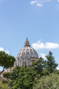 Jardines del Vaticano con la cúpula Jardines del Vaticano con la cúpula